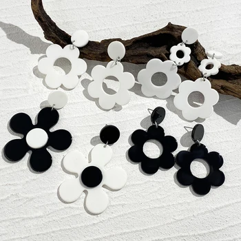 AENSOA בציר שחור לבן אקריליק פרח זרוק עגילים לנשים בנות כפול דייזי שרף פרח פרחים תלויים עגילים תכשיטים