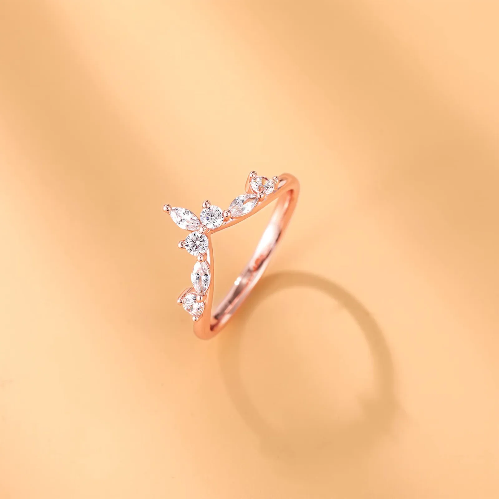 נשים, טבעת הנישואין של סיבוב Stackable CZ קריסטל בצורת V מעוקל טבעת אירוסין кольцо женское anel бижутерия اكسسوارات نسائى - 4